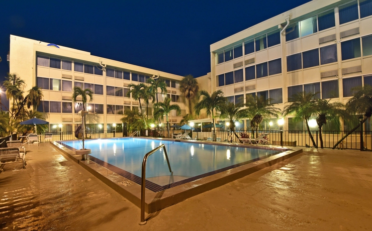 Imagen de la piscina del Hotel enVision Hotel Miami International Airport. Foto 13