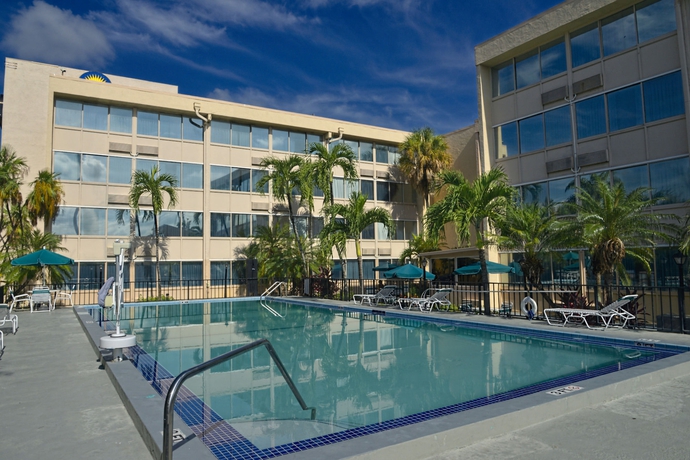 Imagen de la piscina del Hotel enVision Hotel Miami International Airport. Foto 14