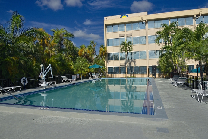 Imagen de la piscina del Hotel enVision Hotel Miami International Airport. Foto 16