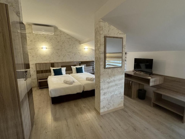 Imagen de la habitación del Hotel family hotel BONJOUR. Foto 11