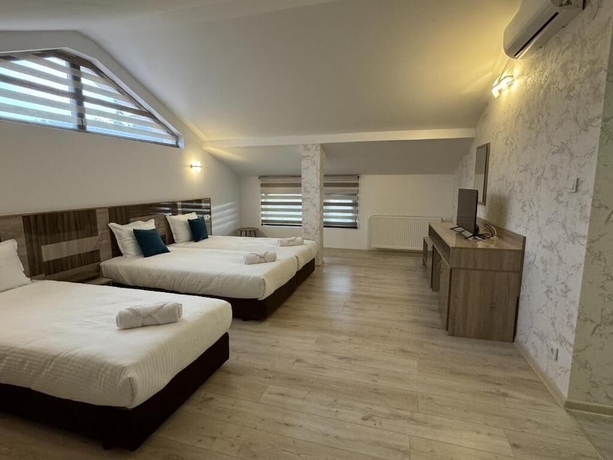 Imagen de la habitación del Hotel family hotel BONJOUR. Foto 12