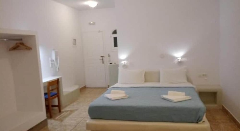 Imagen de la habitación del Hotel fira Blue Horizon, Old Port Fira. Foto 8