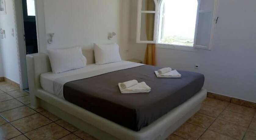 Imagen de la habitación del Hotel fira Blue Horizon, Old Port Fira. Foto 9