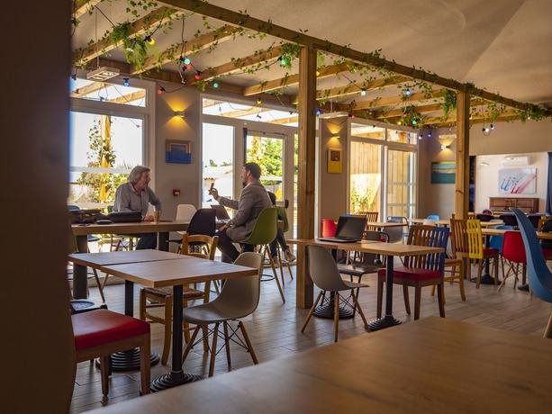 Imagen del bar/restaurante del Hotel greet Hotel Marseille Provence Aéroport. Foto 3