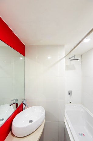 Imagen de la habitación del Hotel @hom Kudus By Horison Group. Foto 15