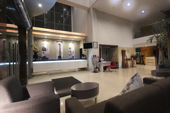 Imagen de los interiores del Hotel @hom Simpang Lima Semarang. Foto 18