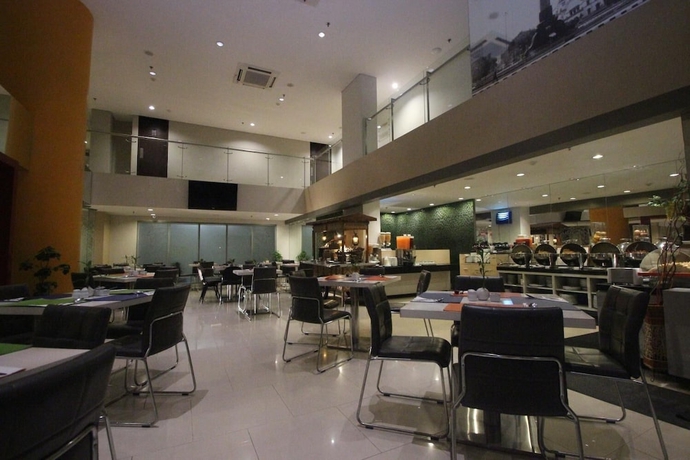 Imagen del bar/restaurante del Hotel @hom Simpang Lima Semarang. Foto 9