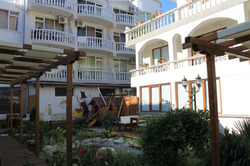 Imagen general del Hotel hotel Yanis. Foto 1