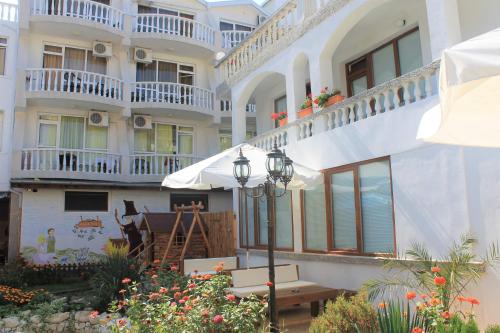 Imagen general del Hotel hotel Yanis. Foto 2