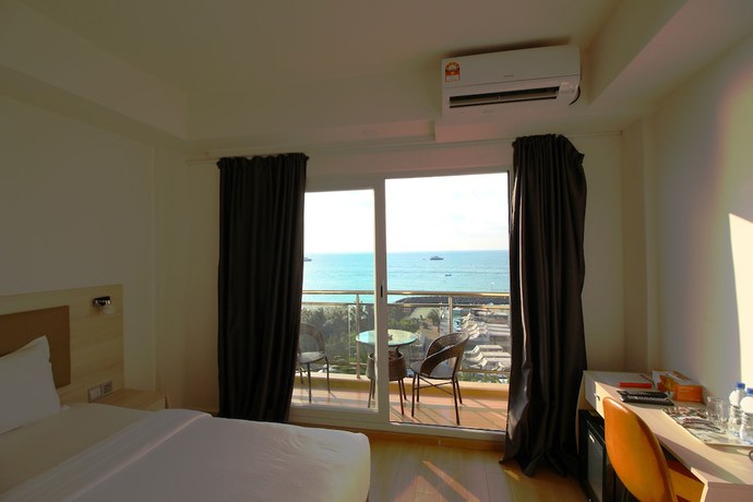 Imagen de la habitación del Hotel iCom Marina Sea View. Foto 10