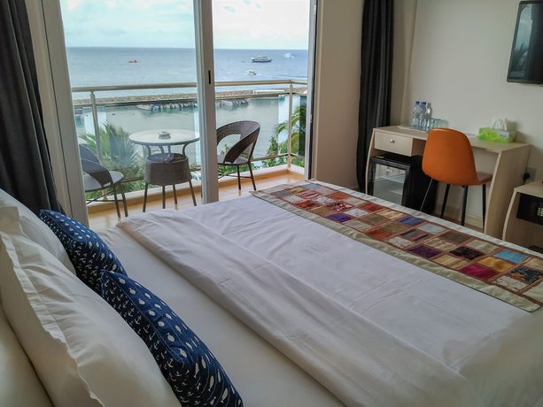Imagen de la habitación del Hotel iCom Marina Sea View. Foto 15