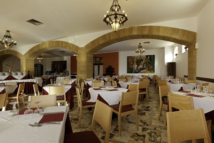 Imagen del bar/restaurante del Hotel iH Hotels Agrigento Kaos Resort. Foto 3