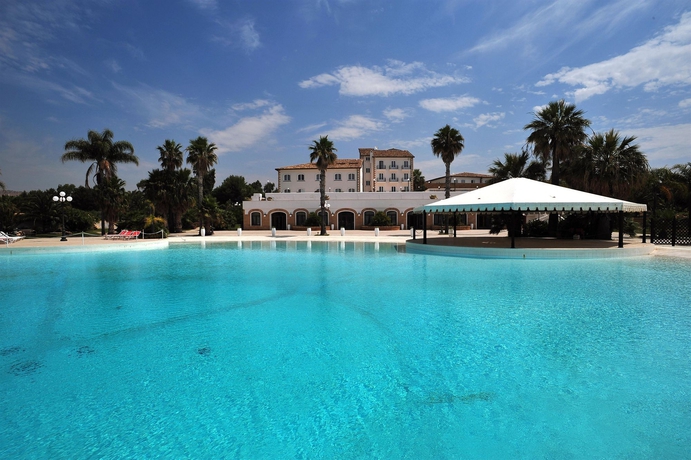 Imagen de la piscina del Hotel iH Hotels Agrigento Kaos Resort. Foto 16