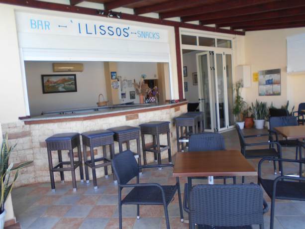Imagen del bar/restaurante del Hotel iLissos Apartments. Foto 8