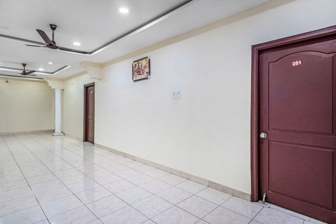 Imagen de los interiores del Hotel iROOMZ Ritzy Grand. Foto 12