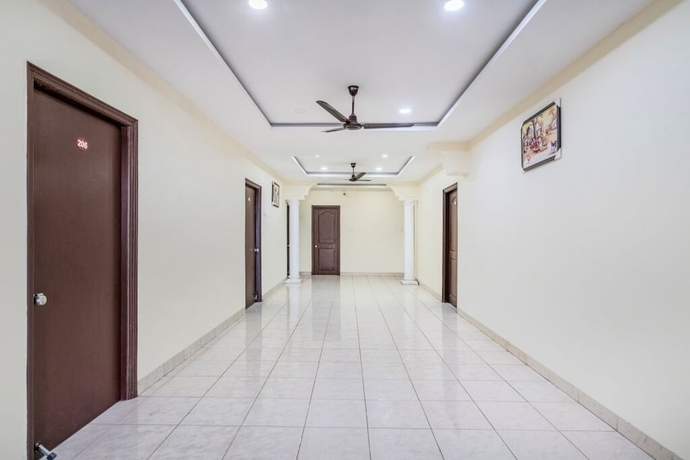 Imagen de los interiores del Hotel iROOMZ Ritzy Grand. Foto 14