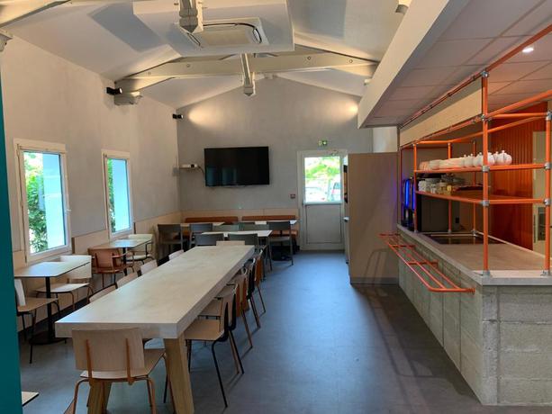 Imagen del bar/restaurante del Hotel ibis Budget La Teste Bassin d'Arcachon. Foto 3