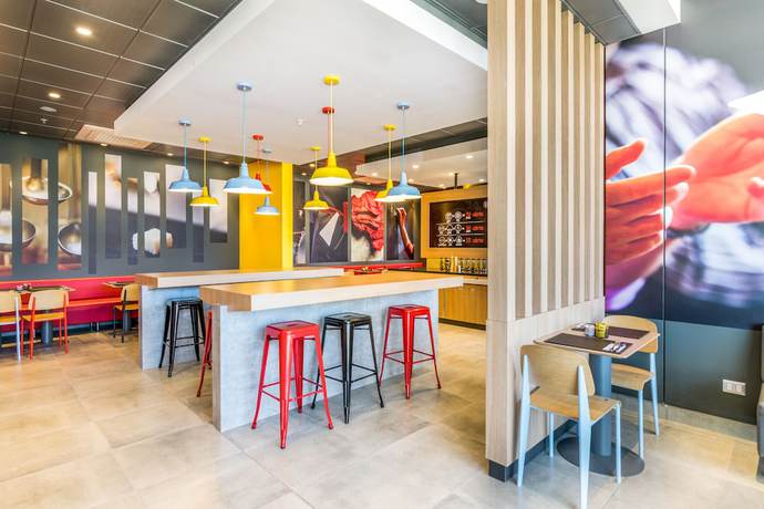 Imagen del bar/restaurante del Hotel ibis Calama. Foto 2