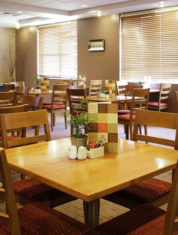 Imagen del bar/restaurante del Hotel ibis Chesterfield Centre - Market Town. Foto 4