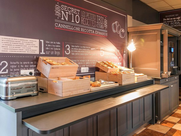 Imagen del bar/restaurante del Hotel ibis Falaise Coeur de Normandie. Foto 9