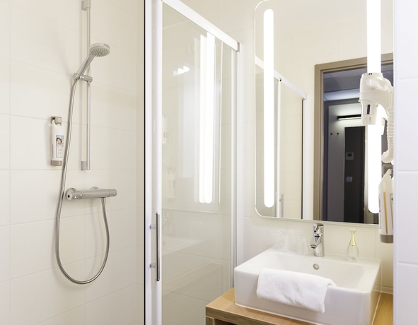 Imagen de la habitación del Hotel ibis Lannion Cote de Granit Rose. Foto 11
