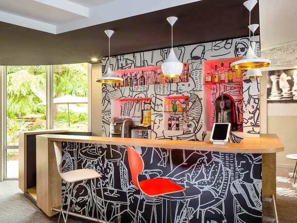 Imagen del bar/restaurante del Hotel ibis Lannion Cote de Granit Rose. Foto 9