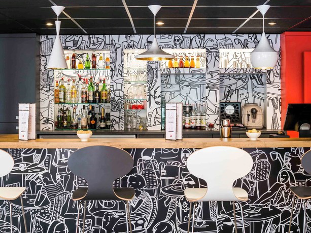 Imagen del bar/restaurante del Hotel ibis Paris Pont De Suresnes. Foto 4