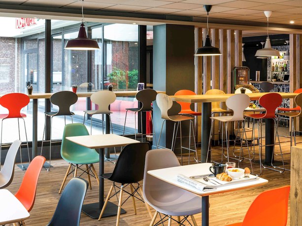 Imagen del bar/restaurante del Hotel ibis Paris Pont De Suresnes. Foto 5