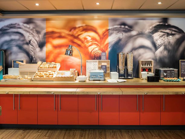 Imagen del bar/restaurante del Hotel ibis Paris Pont De Suresnes. Foto 6