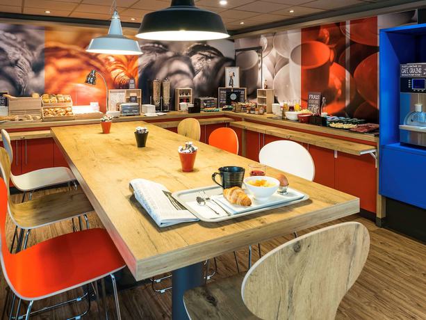 Imagen del bar/restaurante del Hotel ibis Paris Pont De Suresnes. Foto 8