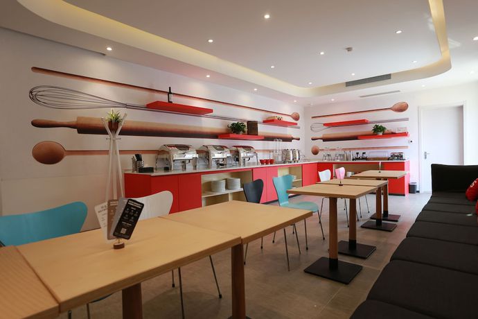 Imagen del bar/restaurante del Hotel ibis Qingdao Hi-Tech Zone Hotel. Foto 4