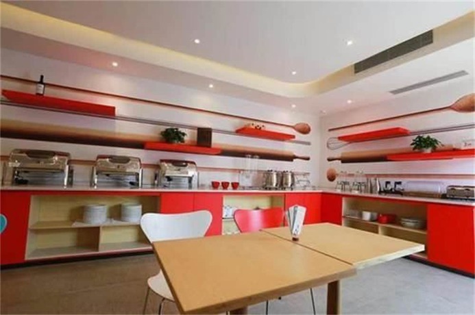 Imagen del bar/restaurante del Hotel ibis Qingdao Hi-Tech Zone Hotel. Foto 5