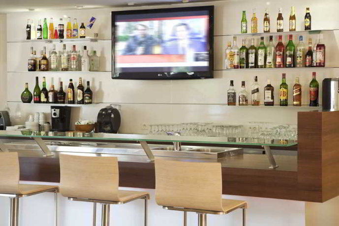 Imagen del bar/restaurante del Hotel ibis Styles Abidjan Marcory. Foto 8