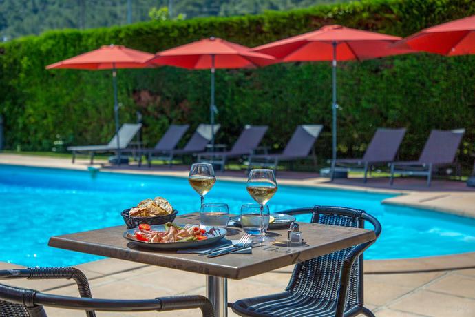 Imagen de la piscina del Hotel ibis Styles Aubagne Gemenos. Foto 7