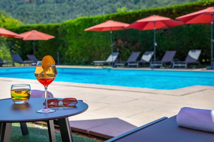 Imagen de la piscina del Hotel ibis Styles Aubagne Gemenos. Foto 8