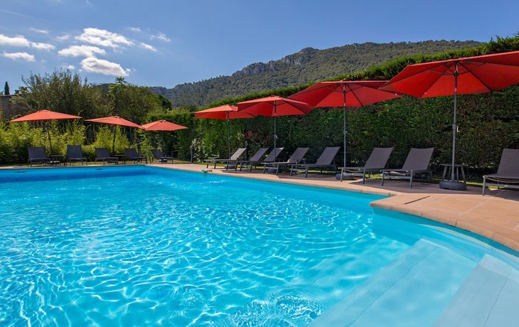 Imagen de la piscina del Hotel ibis Styles Aubagne Gemenos. Foto 9