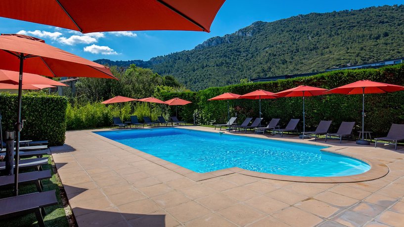 Imagen de la piscina del Hotel ibis Styles Aubagne Gemenos. Foto 18
