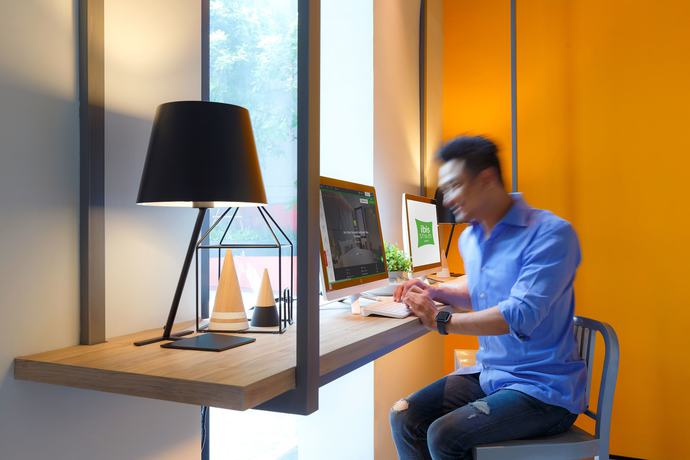 Imagen de los interiores del Hotel ibis Styles Bangkok Sukhumvit Phra Khanong. Foto 17