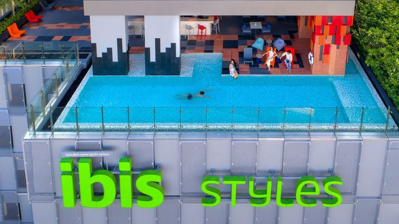 Imagen de la piscina del Hotel ibis Styles Bangkok Sukhumvit Phra Khanong. Foto 19