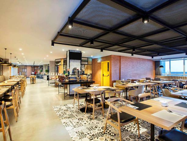 Imagen del bar/restaurante del Hotel ibis Styles Bekasi Jatibening. Foto 8