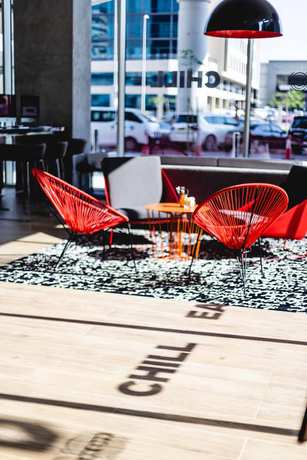 Imagen del bar/restaurante del Hotel ibis Styles Dubai Airport. Foto 6