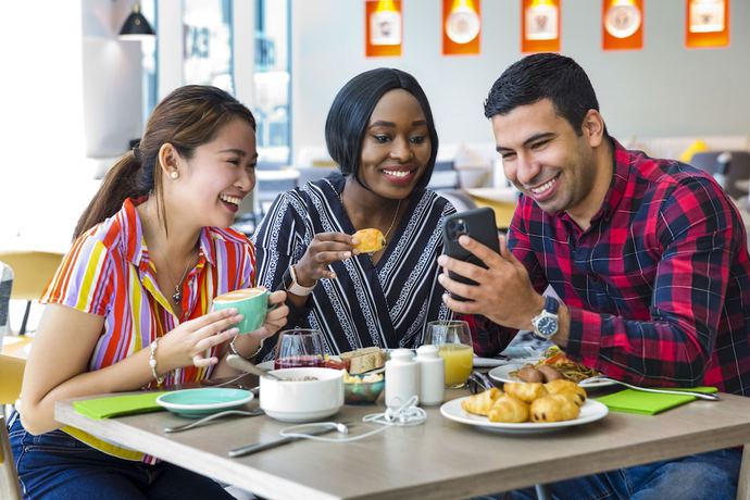 Imagen del bar/restaurante del Hotel ibis Styles Dubai Airport. Foto 8