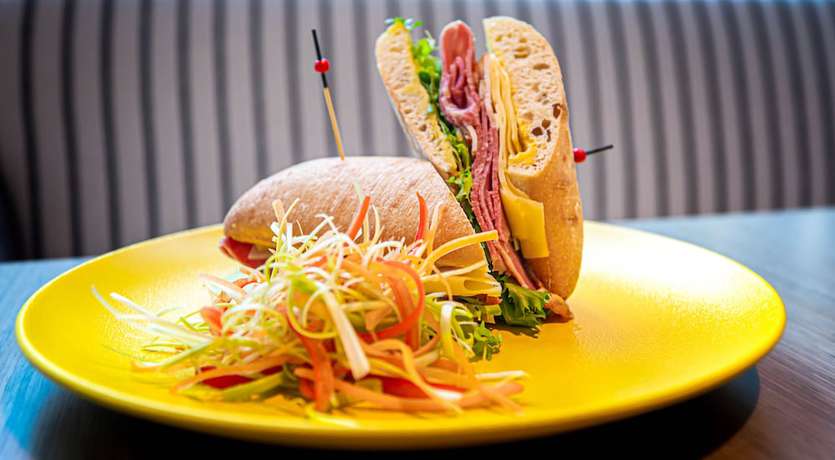 Imagen del bar/restaurante del Hotel ibis Styles Dubai Airport. Foto 12