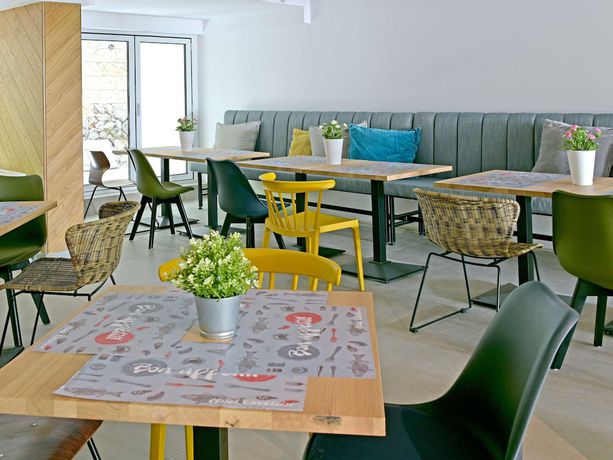 Imagen del bar/restaurante del Hotel ibis Styles Golden Sands Roomer. Foto 7