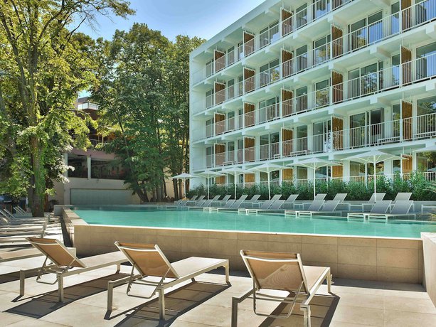 Imagen de la piscina del Hotel ibis Styles Golden Sands Roomer. Foto 15