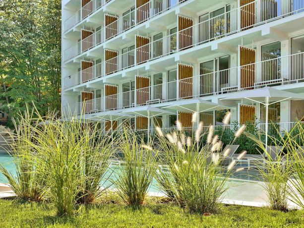 Imagen de la piscina del Hotel ibis Styles Golden Sands Roomer. Foto 16