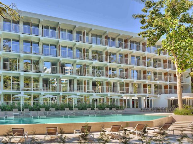 Imagen de la piscina del Hotel ibis Styles Golden Sands Roomer. Foto 17