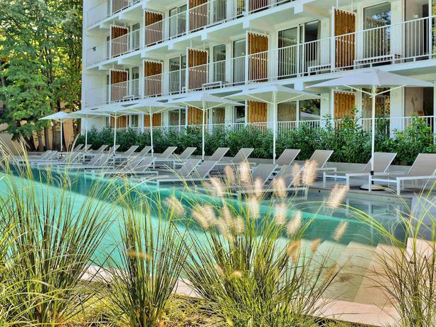 Imagen de la piscina del Hotel ibis Styles Golden Sands Roomer. Foto 18
