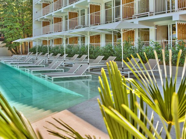 Imagen de la piscina del Hotel ibis Styles Golden Sands Roomer. Foto 19
