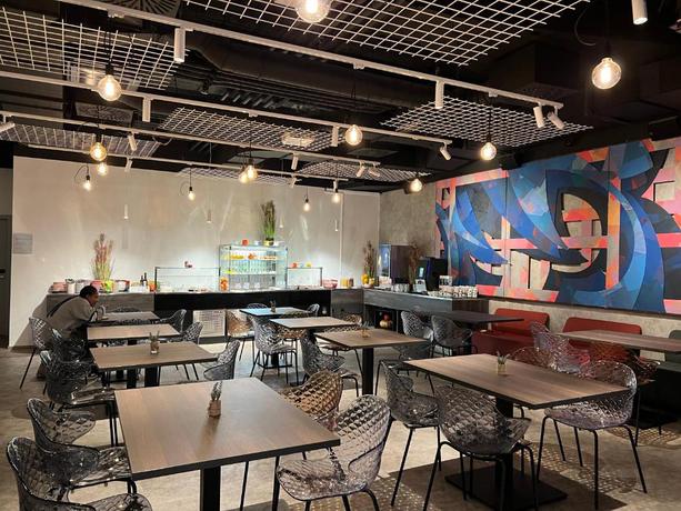 Imagen del bar/restaurante del Hotel ibis Styles Ljubljana Centre. Foto 3